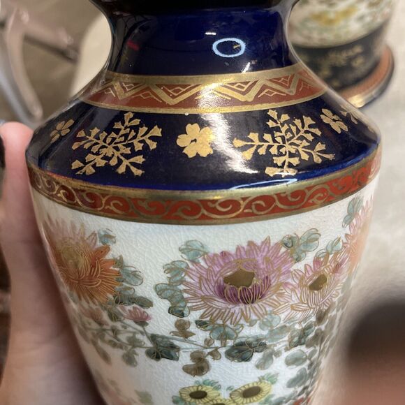 Pair of Vintage Satsuma Pottery Vases 7.5” Floral Blue Gold Signed - Picture 7 of 11